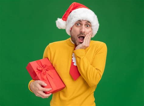 Preocupado Joven Cauc Sico Vistiendo Gorro De Navidad Y Corbata