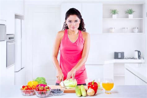 Premium Photo Indian Woman Cut Lettuce To Prepare Salad At Home