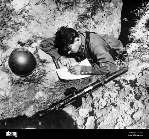 Un Soldat Dans Une Tranch E Crit Une Lettre Maison Photo De