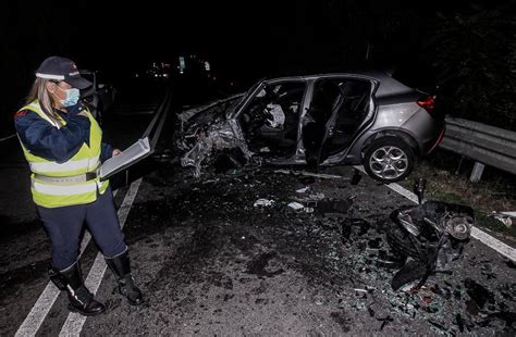 Terribile scontro fra auto due feriti uno è grave