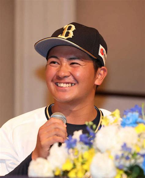 笑顔で会見する育成5位・村上（撮影・後藤 正志） ― スポニチ Sponichi Annex 野球