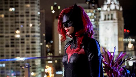 Batwoman, body swaps star in CW's 'Elseworlds' superhero crossover