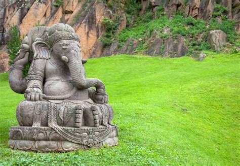 Estatua De Ganesha Hecha De Piedra Con Un Hermoso Jard N De Monta A