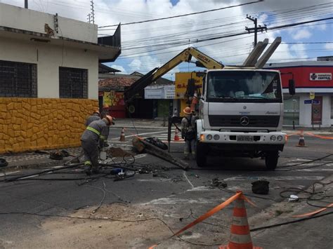 Carro derruba poste e deixa bairro da Capital sem energia elétrica WSCOM