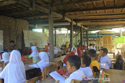 Bangunan Sekolah Rusak Siswa Sd Di Jeneponto Ini Belajar Di Kolong