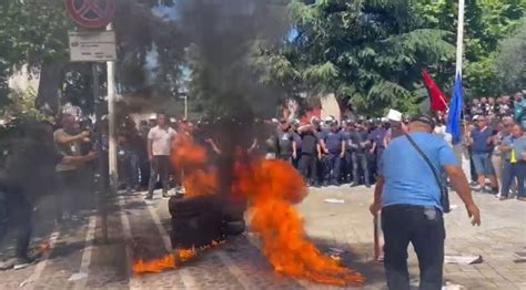 Degradon situata jashtë Kuvendit protestuesit ndezin goma dhe hedhin