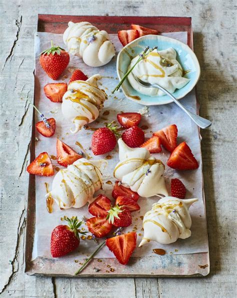 Meringues Aux Fraises Sirop D Rable Et Chantilly La Lavande