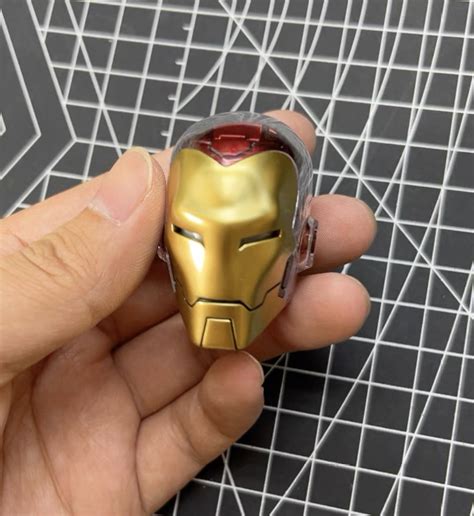MARVEL COMICS HOT TOYS 1 6 SCALE CMS07D37 IRON MAN THE ORIGINS COLLECTION LIGHT UP HELMET