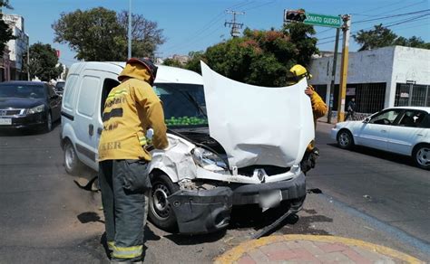 Chocan auto y camioneta en cruce del Centro de Culiacán