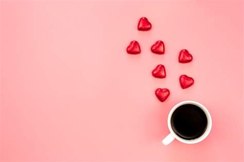 Taza De Caf Y Dulces En Forma De Coraz N Sobre Un Fondo Rosa Plano