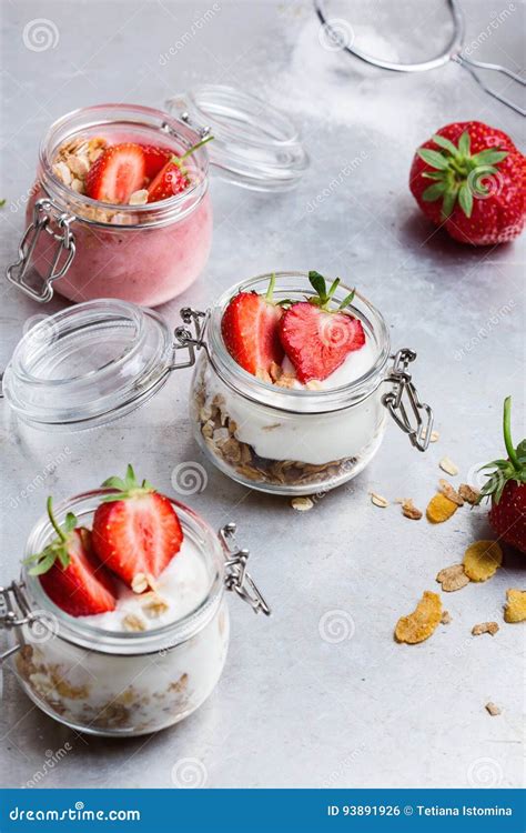 Gezond Ontbijt Met Natuurlijke Griekse Yoghurt Muesli En Bessen Stock