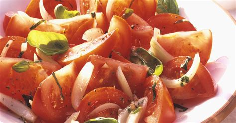 Tomaten Zwiebel Salat Mit Basilikum Rezept Eat Smarter