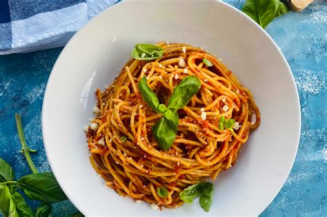 Köz Domates ve Biber Soslu Spagetti Tarifi Nasıl Yapılır Yemek