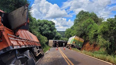 Acidente Entre Tr S Caminh Es E Um Carro Deixa Um Ferido Na Pr Em