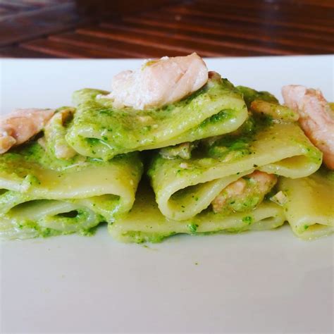 Paccheri Con Pesto Di Zucchine E Salmone Cucinato E Mangiato