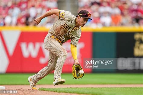 Ha Seong Kim Of The San Diego Padres Fields A Ground Ball In The News Photo Getty Images