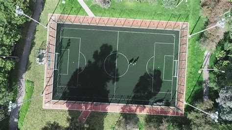 Cancha en grama sintética para futbol en el parque Mazuren Proyecto