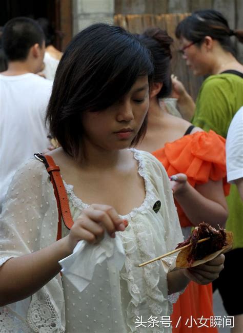 年輕人在這條街上站著吃美食，成都人最熟悉美食街，吃貨真多 每日頭條