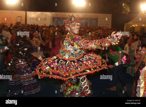 Mumbai India 23 De Septiembre Los Hombres Realizan La Danza Dandiya