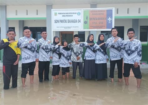 Haru Meski Keadaan Banjir Guru Dan Siswa Peringati Hari Guru Durasi24