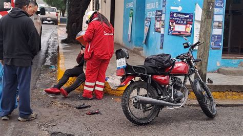 Le cierra el pasó a motociclista y lo tumba