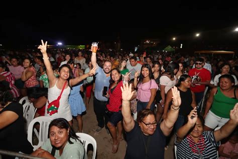 Pucallpinos De Todas Las Edades Bailan Y Cantan Durante El Cierre De La