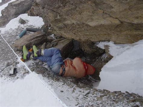 Benarkah Mayat Pendaki Gunung Everest Yang Mati Hanya Dibiarkan