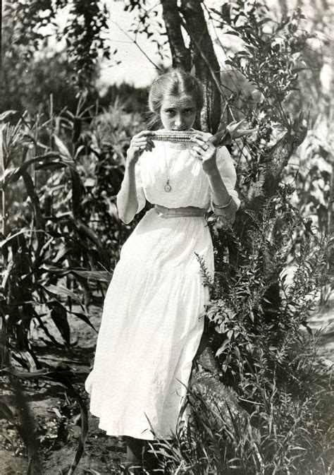 37 Lovely Photos That Show Farm Ladies Over 100 Years Ago Vintage