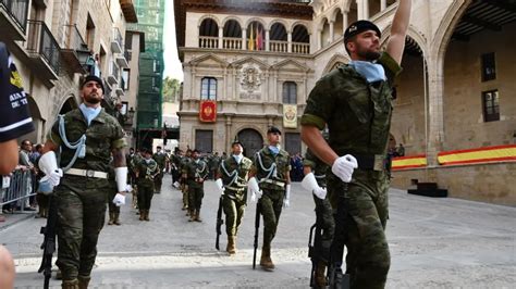 Un Arriado De Bandera En Alca Iz Conmemora La D Cada De Reinado De