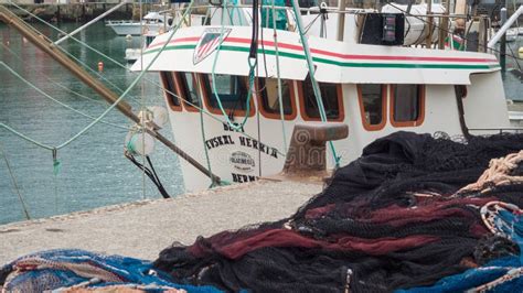 Barco De Pesca En El Puerto De Bermeo Al Lado De Sus Redes De Pesca