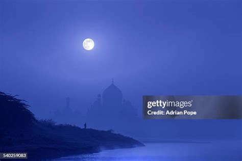 33 Taj Mahal India In Moonlight Stock Photos, High-Res Pictures, and ...