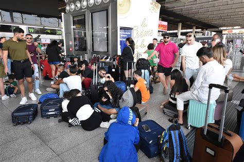 Catania Etna in attività chiuso l aeroporto fino alle 6 del 15 agosto