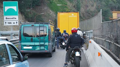 Messina Pullman In Panne Sulla Rampa Di Boccetta Lunghe Code E