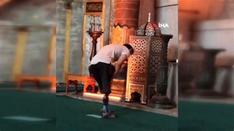 Ayasofya Camii nde protez ayaklarıyla namaz kılan gencin görüntüsü