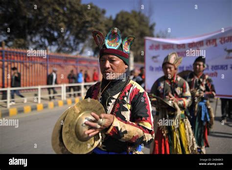 Nepaleses De La Comunidad De Etnia Gurung Tocando Instrumentos