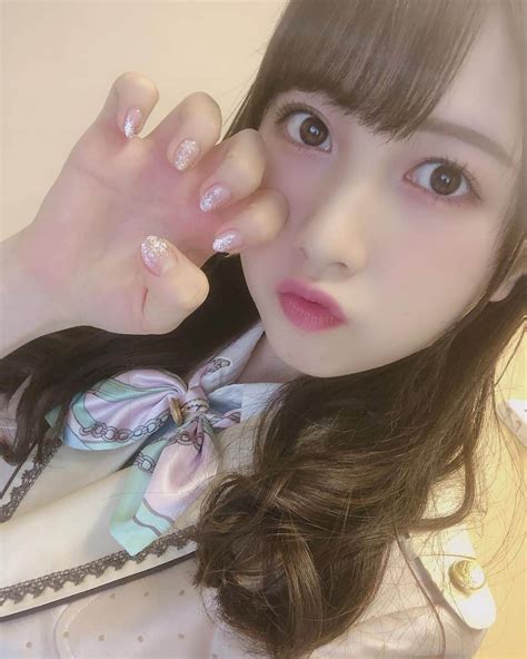 永野芹佳さんのインスタグラム写真 永野芹佳instagram「生写真撮影でした☺️ ラメグラデーションネイルにしました ️」11月30