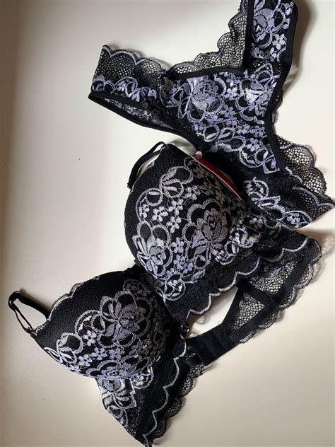 Conjunto Lingerie Com Detalhe Em Renda Branca E Fundo Preto Lingerie