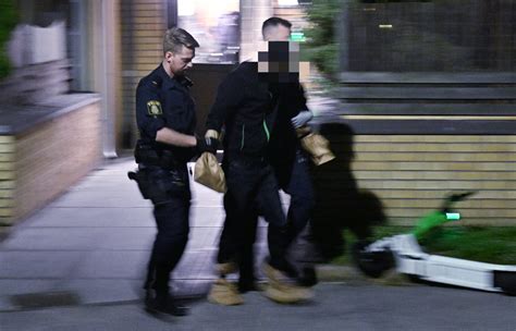 Polisens insatsstyrka slog vid 01 20 tiden till mot en lägenhet i södra