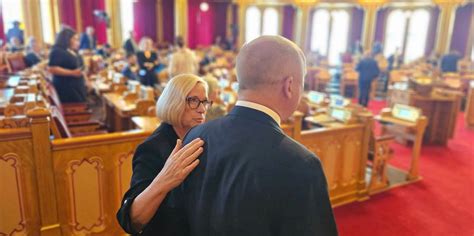 Lakseskatt på 25 prosent vedtatt i Stortinget med 93 mot 76 stemmer