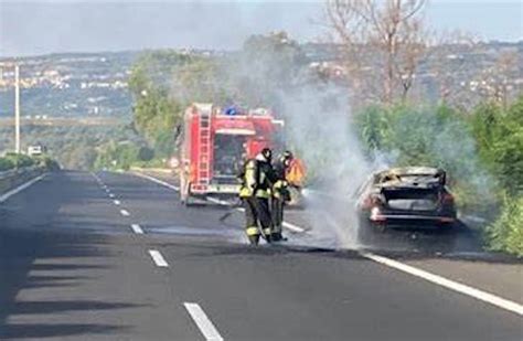 Auto In Fiamme Sulla Siracusa Catania Salvo Il Conducente