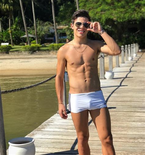 Thomaz Costa Viaja Larissa Manoela E Mostra Boa Forma De Sunga