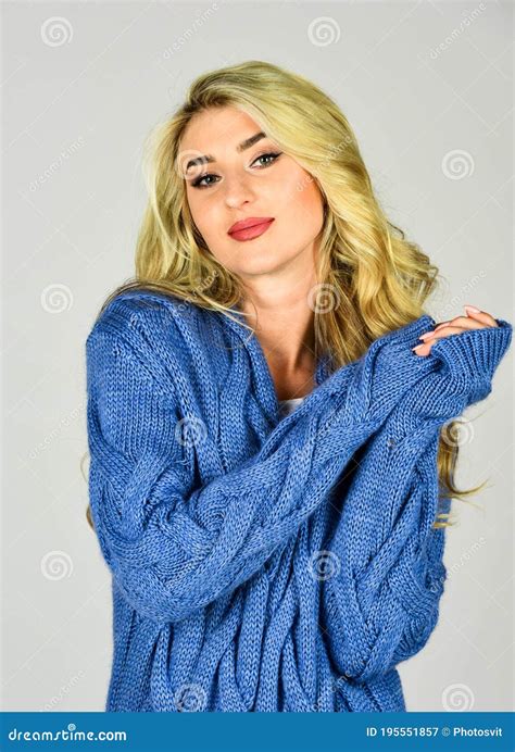 Schöne Frau Mode Modell Hat Lockiges Haar Schönheit In Der Wolljacke Blondine Mit Stilvollem