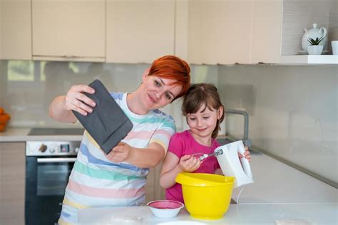 Petite Fille Et Maman Faisant Du G Teau Tastz Dans La Famille Kithen S