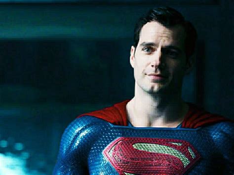 E Henry Cavill P Ster Da Dc Mostra Novo Superman Supergirl Pt Br