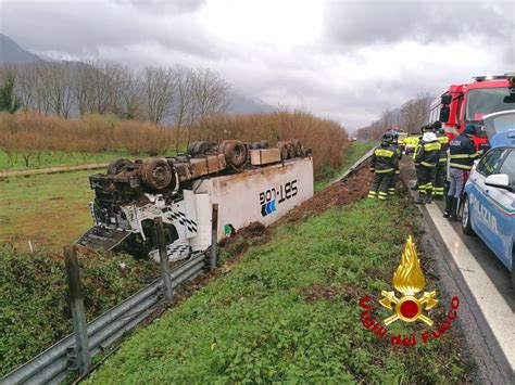 Raccordo Avellino Salerno Autotreno Si Ribalta E Finisce Nella Scarpata