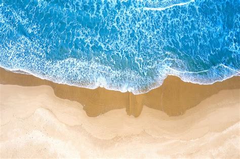 Mar Azul Na Praia Vista De Cima De Imagem De Stock Imagem De Montanha