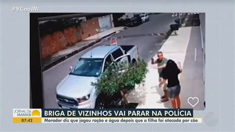 Câmera de segurança flagra briga entre vizinhos por causa de