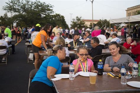 Runners Take The Street In Crims 2017 Michigan Mile Race