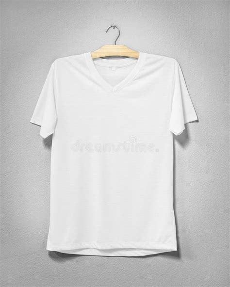 Camisa Blanca Que Cuelga En La Pared Del Cemento Camiseta En Blanco Para Imprimir Front View