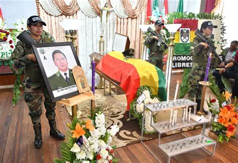 Camaradas de Oruro rinden homenaje póstumo al teniente abatido en Santa